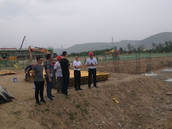 公司副總經(jīng)理裴林虎帶隊對各在建項目進行節(jié)前安全生產(chǎn)大檢查(圖1)